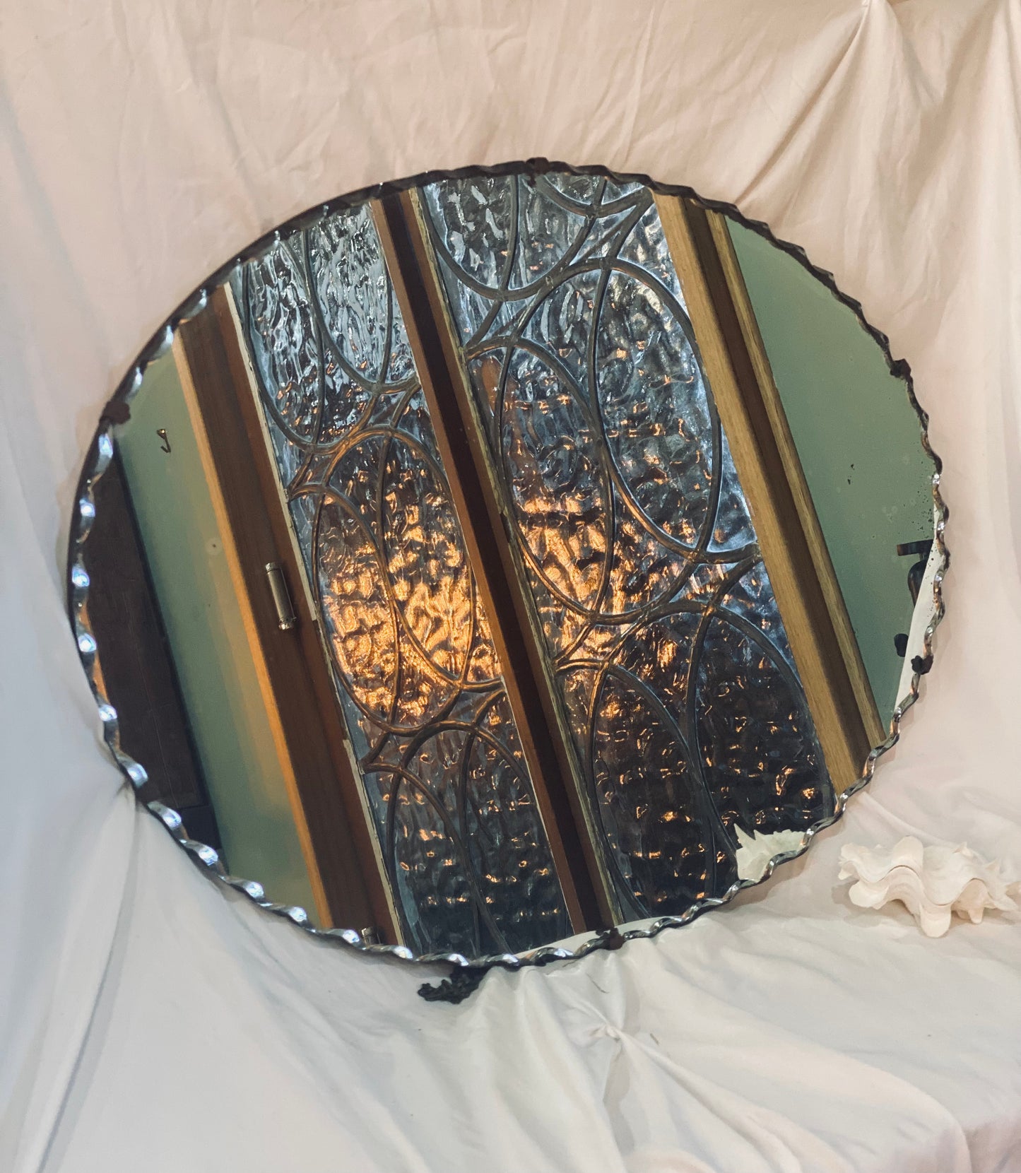 NEW! Beautiful Oval Vintage Piecrust Mirror with chain